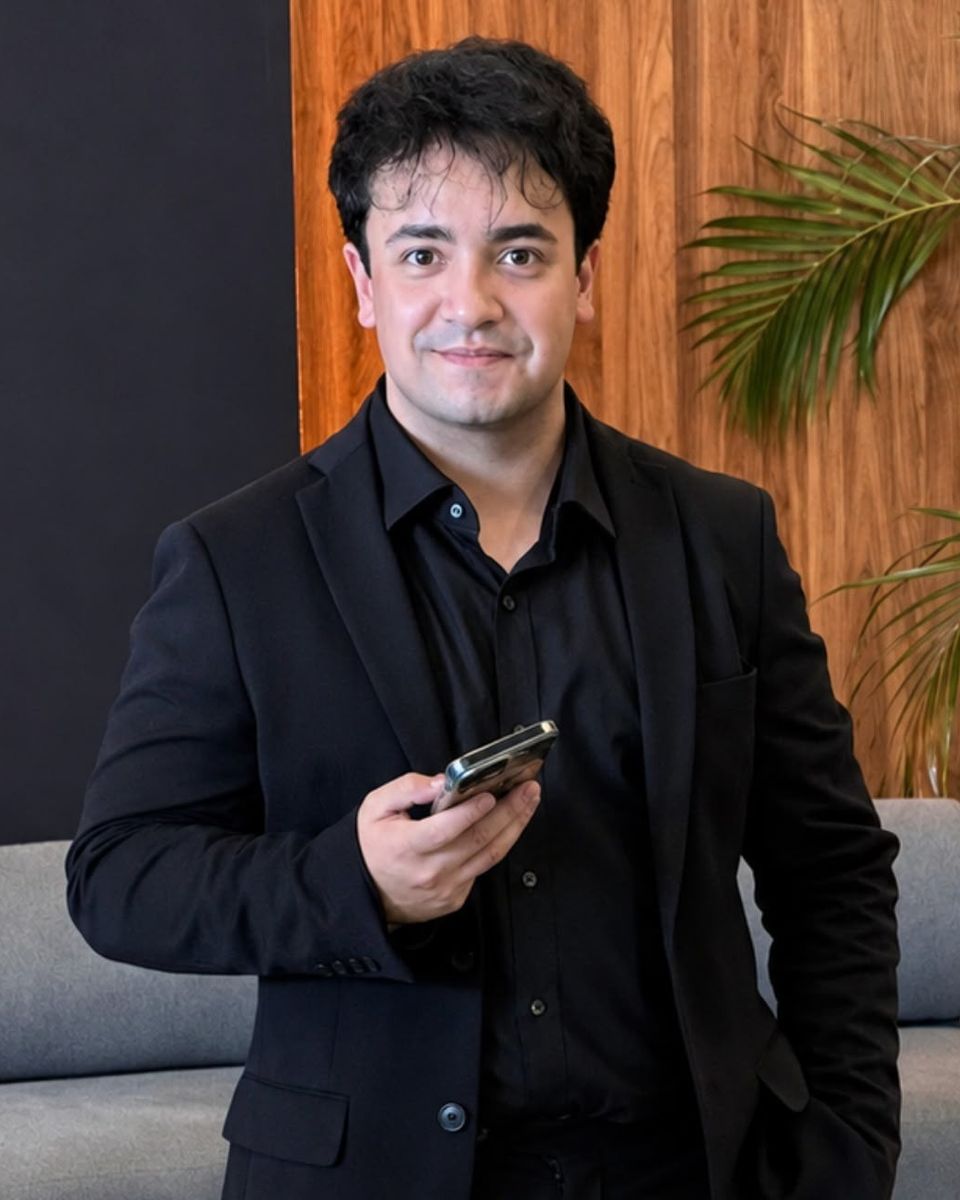 Portrait of Eduardo Silva, Automation Manager and founder of EDAS Digital